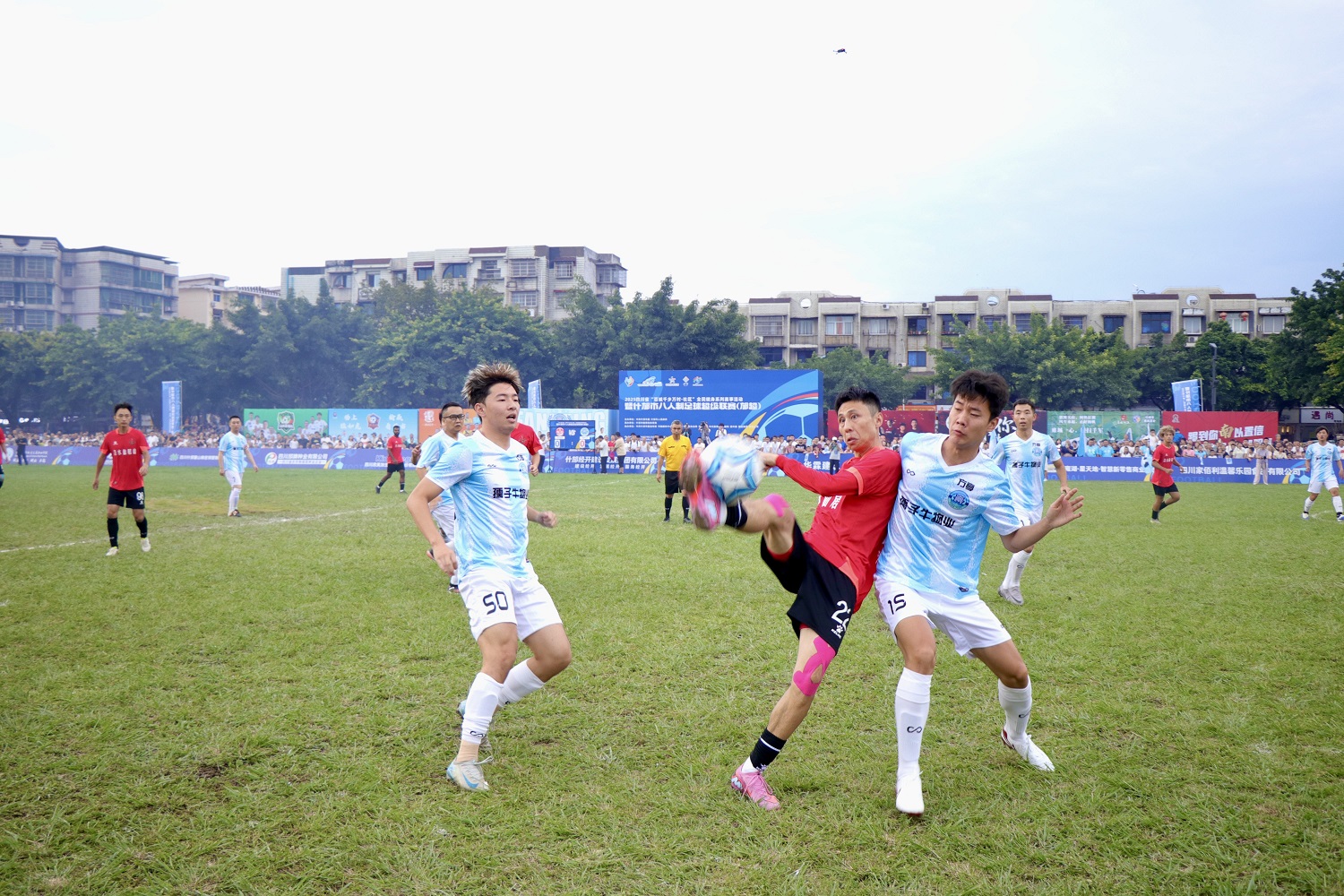 四川什邡全民健身熱潮湧動 八人制超級足球聯賽爆火