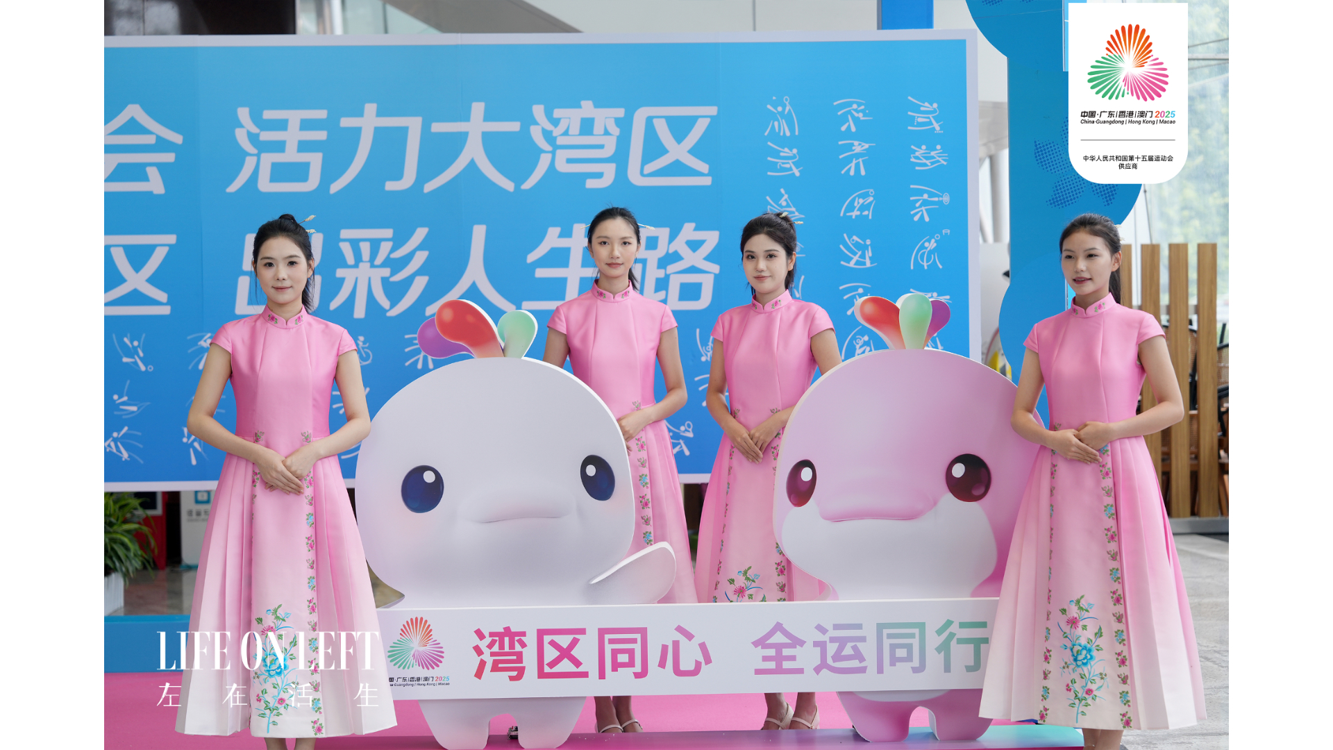 有片｜十五運會頒獎禮服設計參照馬面裙，以粵繡技藝傳達大灣區融合