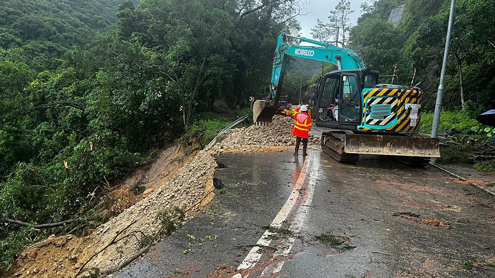 大埔新娘潭路行車線嚴重受損 路政署以堆石填方緊急鞏固斜坡