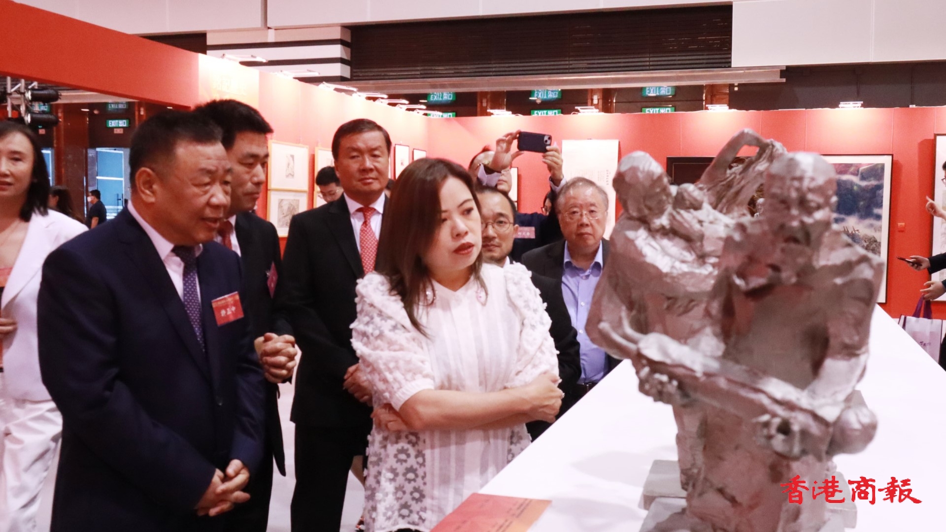 有片｜「銘記歷史 珍愛和平」名家名作展開幕 展出逾200幅作品 傳承抗戰歷史記憶