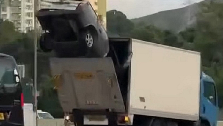 有片丨元朗貨車尾板半開運送私家車 警方票控司機駕駛危險車輛