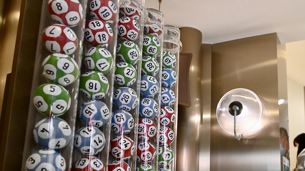 今晚第086期六合彩頭獎半注中