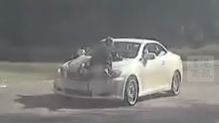 有片｜超危險！黑衣人趴在高速行駛汽車車頭