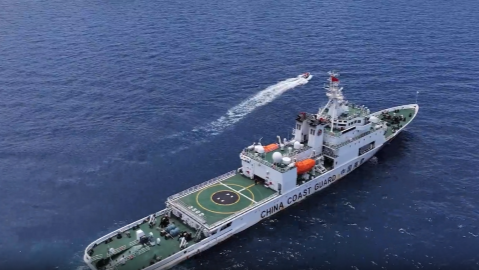 中國海警局回應菲船隻侵闖黃岩島附近海域：依法採取必要措施驅離