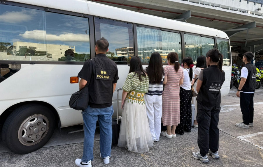 警方新界北區掃黃拘12名女子