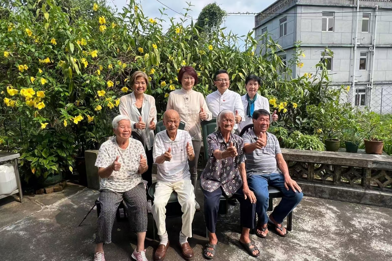 李慧琼陳勇一行到烏蛟騰村探望抗日烈屬及老戰士遺屬