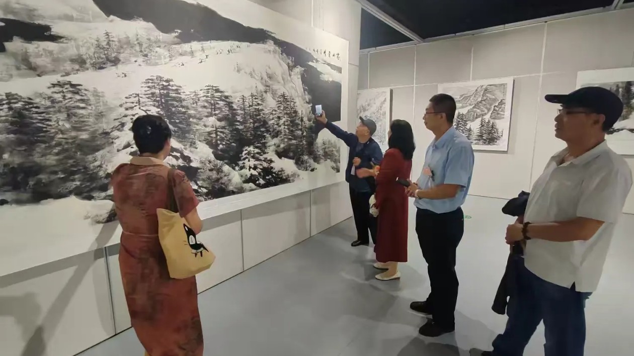 「白山黑水墨韻 圓夢盛世丹青」主題書畫展哈爾濱啟幕 盡展北方藝術風骨