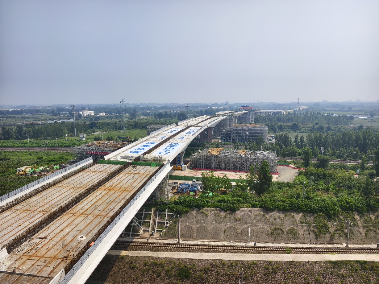 京秦高速京哈鐵路大橋順利完成「四連轉」