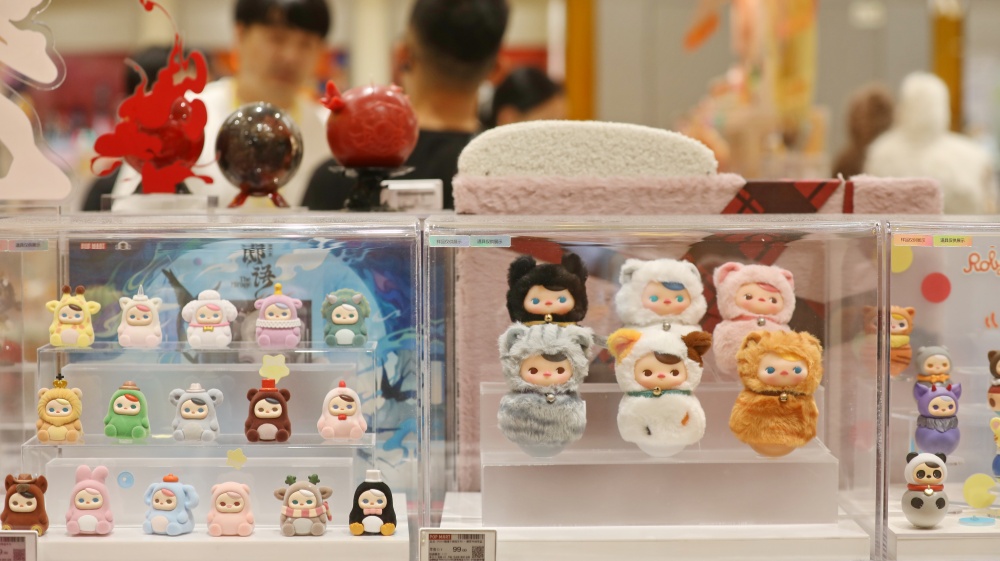 受強勁業績支撐 泡泡瑪特股價突破300港元 續創歷史新高