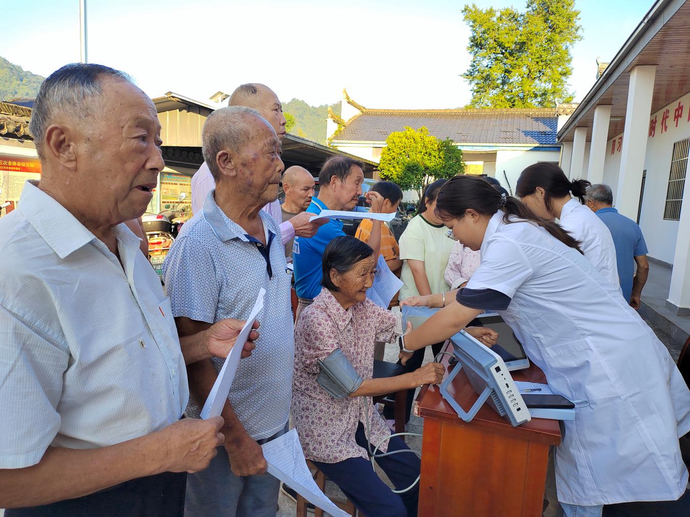 皖黟縣宏潭：免費體檢送到群眾家門口