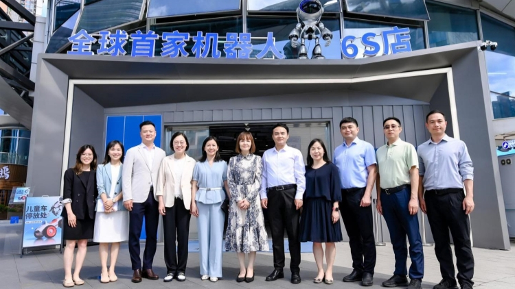 灣區專員陳潔玲赴深圳 考察全球首家機械人6S店及無人駕駛小巴