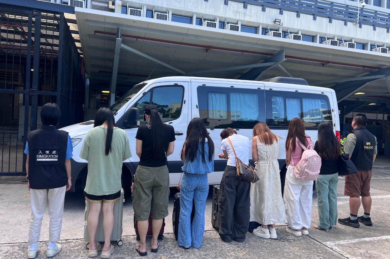 警方北區掃黃拘13名內地女