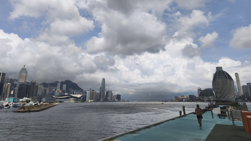 天文台發酷熱天氣警告 市民應避免長時間戶外活動