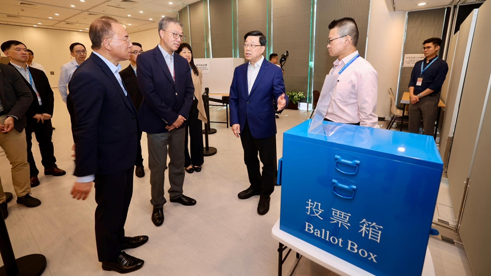 選委會界別分組補選9·7舉行 李家超視察投票站 確保選舉安全高效進行