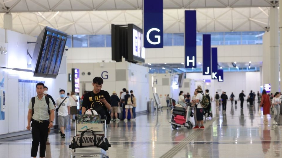 8號風球正生效 機管局：約100班航班取消