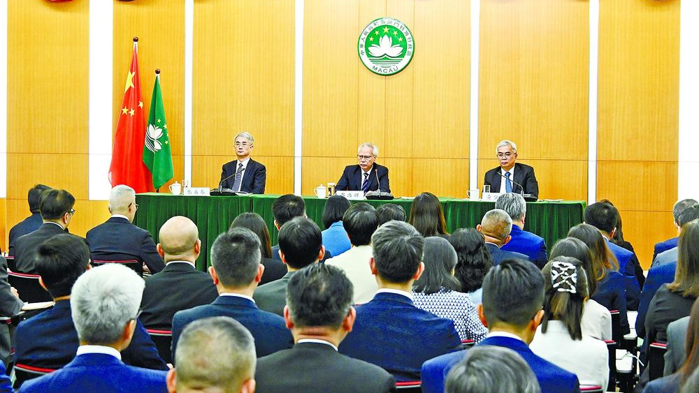 岑浩輝：全體公僕應履職盡責