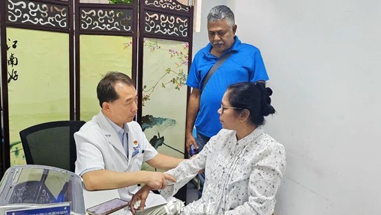兄妹「老外」跨越山海求診山西臨汾「老中醫」