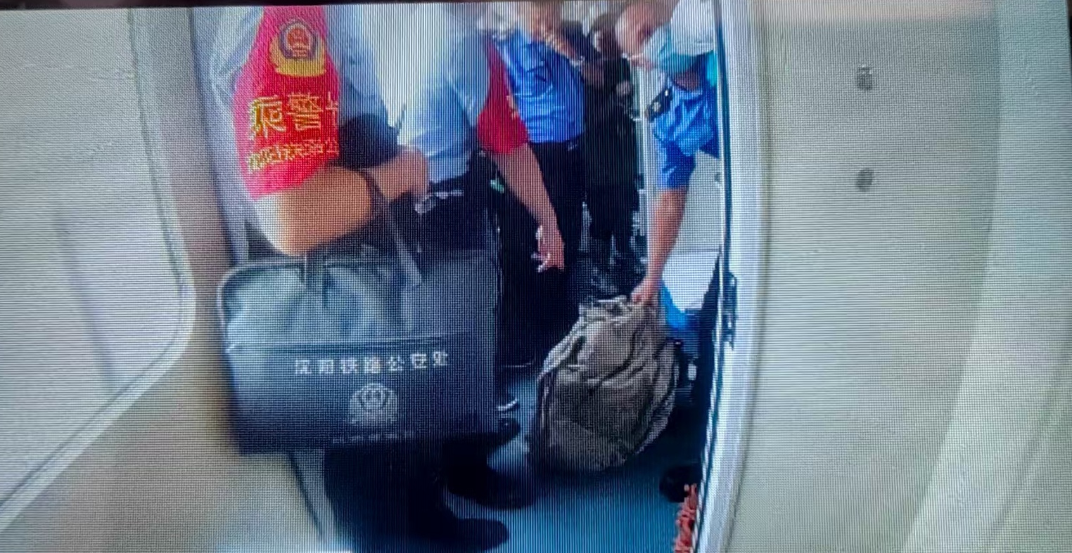 K187次列車上演「生命速遞」 明光站1分鐘停靠為旅客贏得救治時間