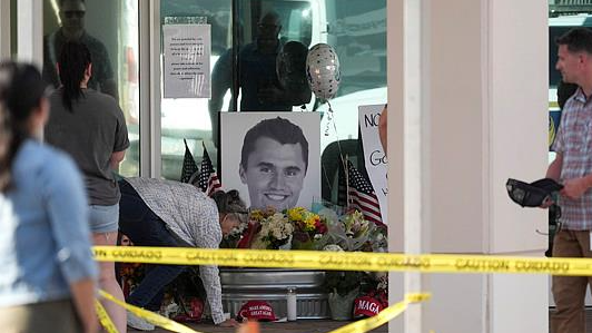 擁槍卻遭槍殺 無公職在身 獲降半旗待遇 美國「網紅」柯克什麼來頭？