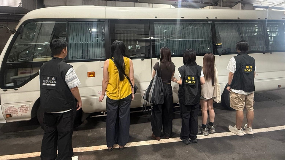 警方灣仔掃黃 拘捕9名內地女子