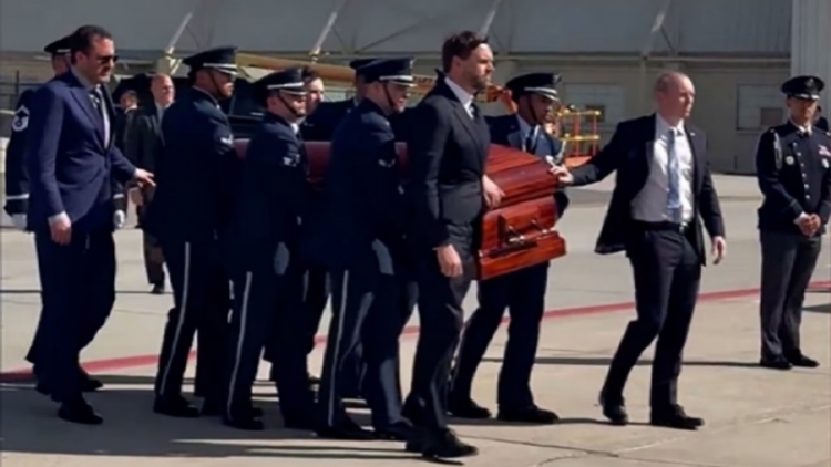 美國副總統萬斯護送查理·柯克靈柩登上「空軍二號」專機