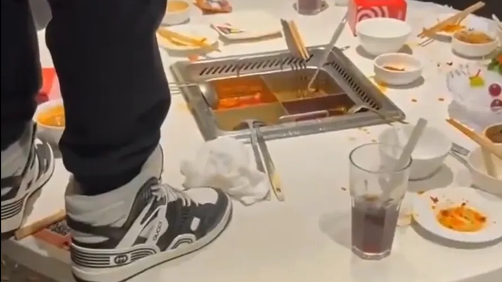 「海底撈小便門案」一審宣判 兩少年父母賠償220萬元人民幣