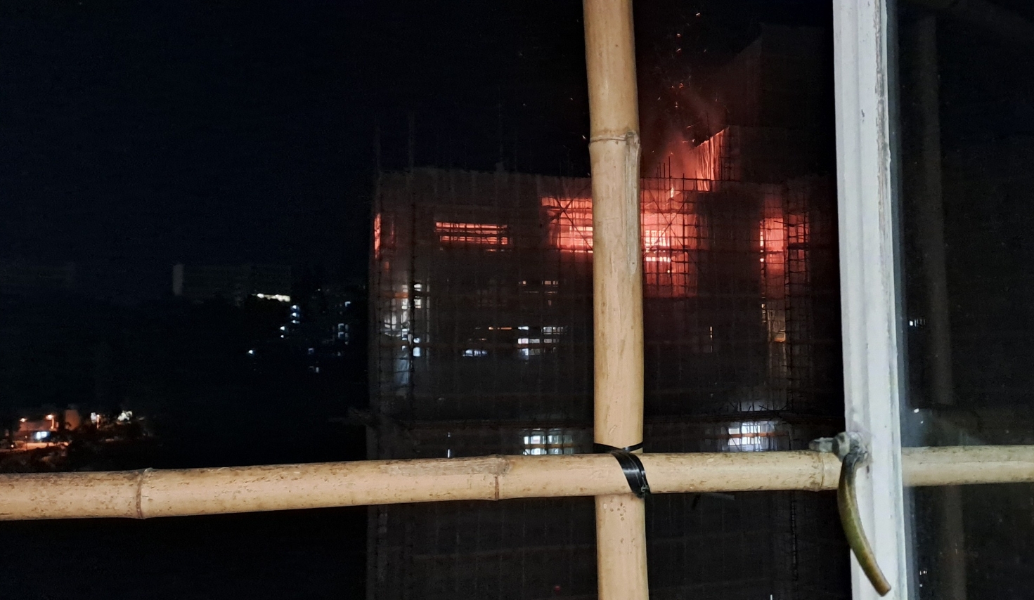 有片丨柴灣峰華邨天台疑電線短路引起火警 無人受傷