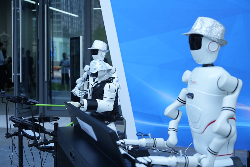 全球首支人形機器人樂隊亮相2025互聯網嶽麓大會