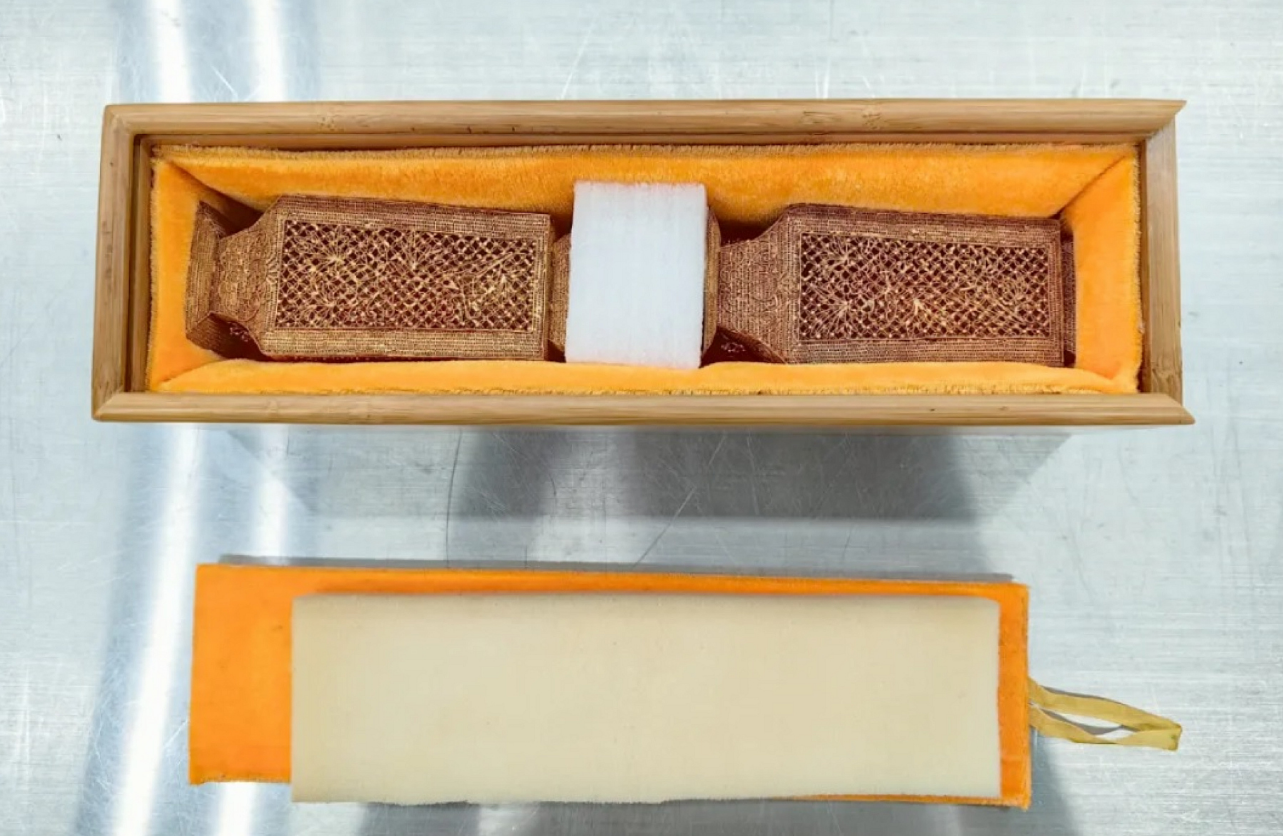 皇崗海關截查出境旅客 檢清銀鎏金累絲花卉紋花瓶