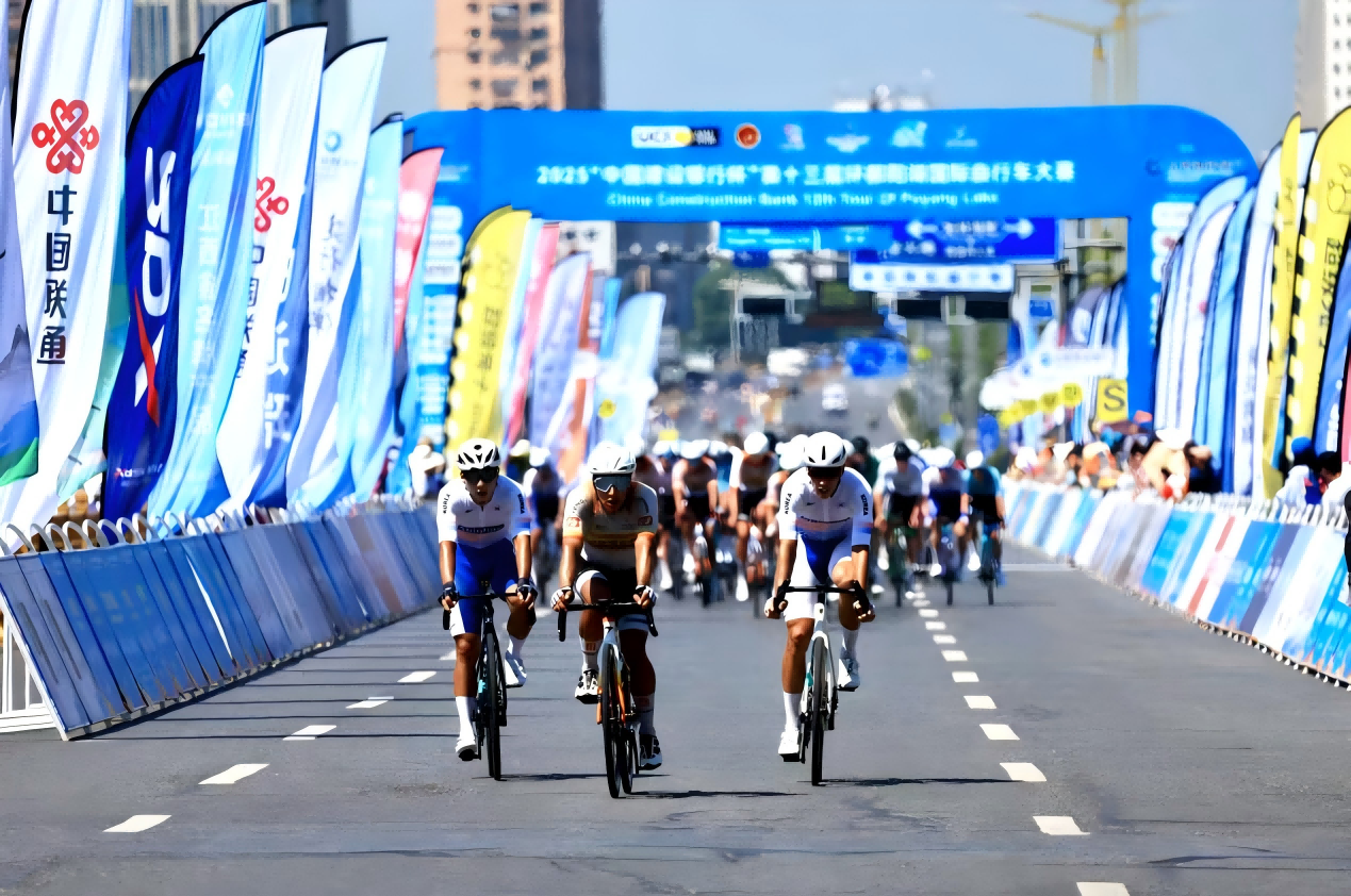 第十三屆環鄱陽湖國際自行車大賽永修站激情開賽