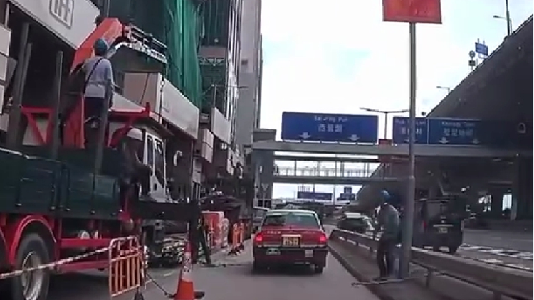 有片｜上環干諾道西地盤飛墮竹枝 擊中一輛的士