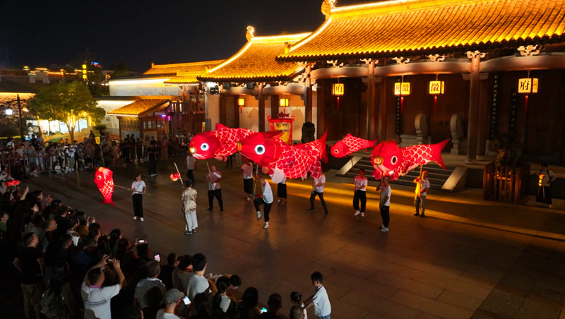 皖歙縣：夜遊徽州古城  悅賞魚燈巡遊
