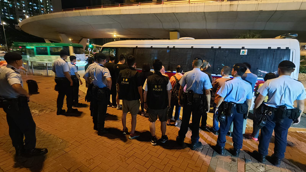 警方牛池灣搗破百家樂賭檔 拘26男女