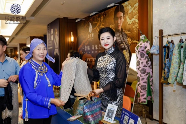 2025中國服飾定製大會「衣央之夜」 莎綻錦華展湖湘非遺之美