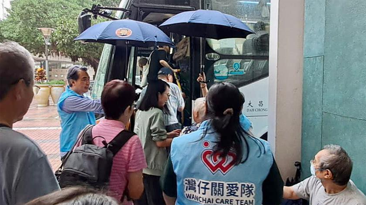 鰂魚涌地盤炸彈｜疏散工作正有序完成 民青團隊接送居民返回家中 