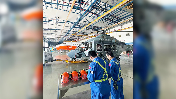 政府飛行服務隊整裝待發  定翼機投放「下投式探空儀」