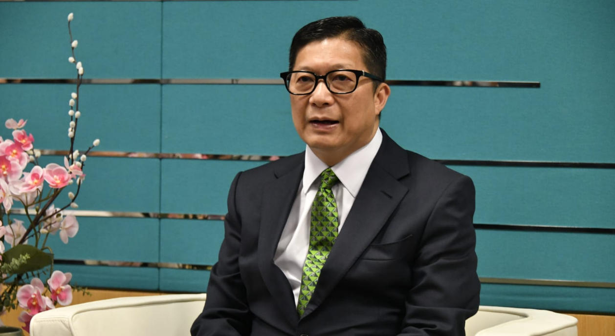 鄧炳強：明年第二季將在港珠澳大橋設立首個「無感通關」試點 及在中環站設置首個人工智能警務站