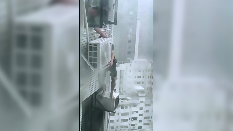 有片 | 何文田10號風球維修冷氣 安全帶僅扣窗框險象環生
