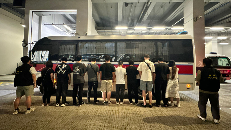 警方破釣魚機賭檔 拘捕11名男女