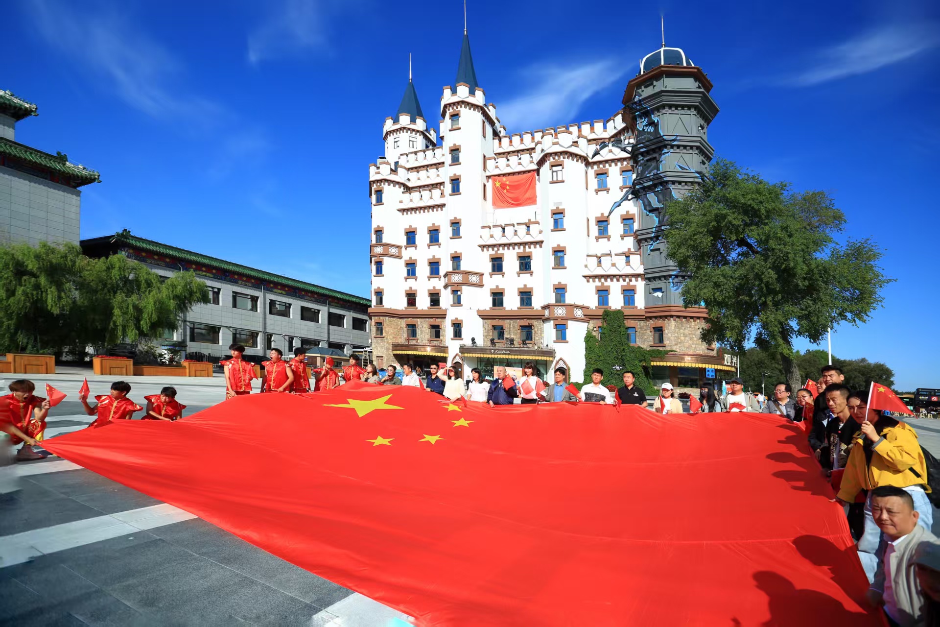 兩岸青年齊聚哈爾濱共迎國慶中秋雙節