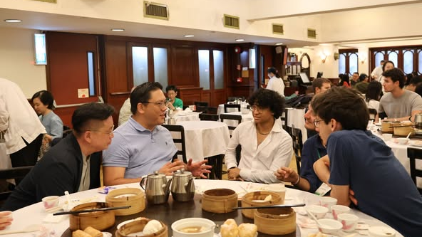 梁宏正與29位美國青年企業家訪港團成員體驗飲茶文化