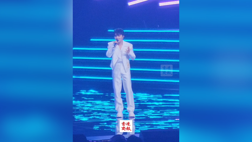 有片丨【2025大灣區電影音樂晚會】周深獻唱《故鄉的雲》