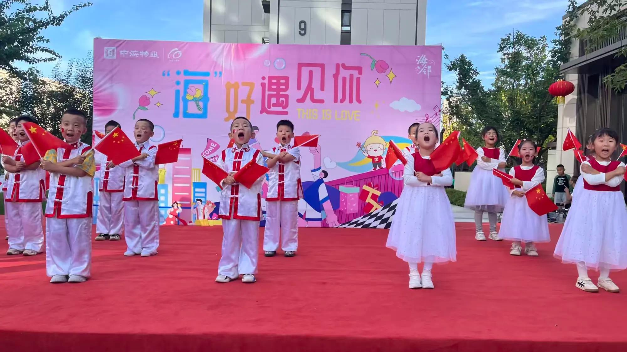 哈市香坊區幸福鎮化工社區雙節聯歡「王炸」開場 居民贊「三好」