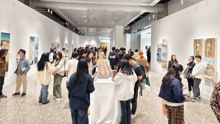 用畫筆定格大漠風光 美術名家走進敦煌