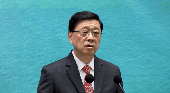 亂港分子羅冠聰被新加坡拒絕入境 李家超：政府不會放過任何潛逃者