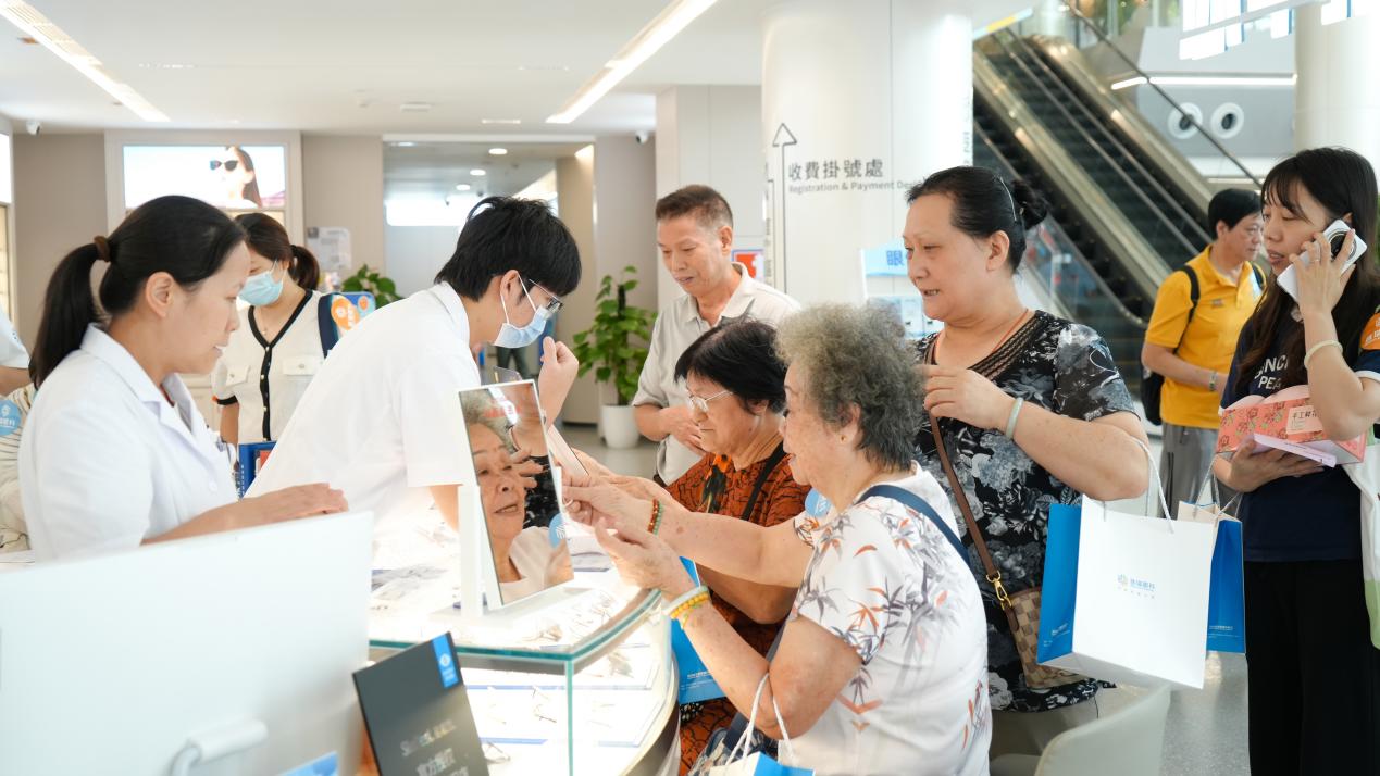 深港同心慶雙節 百餘市民在普瑞星耀篩查眼健康