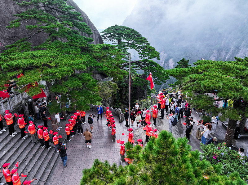 張明敏現身黃山 迎客松前千人合唱《我的中國心》
