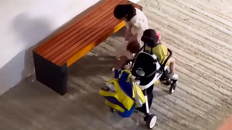 有片 | 嬰兒兩度遭女童推落長椅 網民發義憤報警