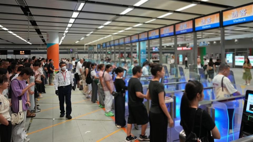 國慶黃金周入境處堅守崗位 首日各管制站運作暢順