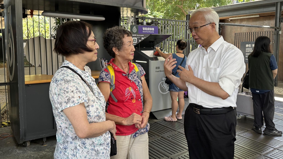 國慶76周年｜謝展寰視察「綠在東區」 與市民一同支持減廢回收